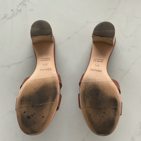 Hermès Oasis Sandals in Gold 37.5 - Picture 4 of 9